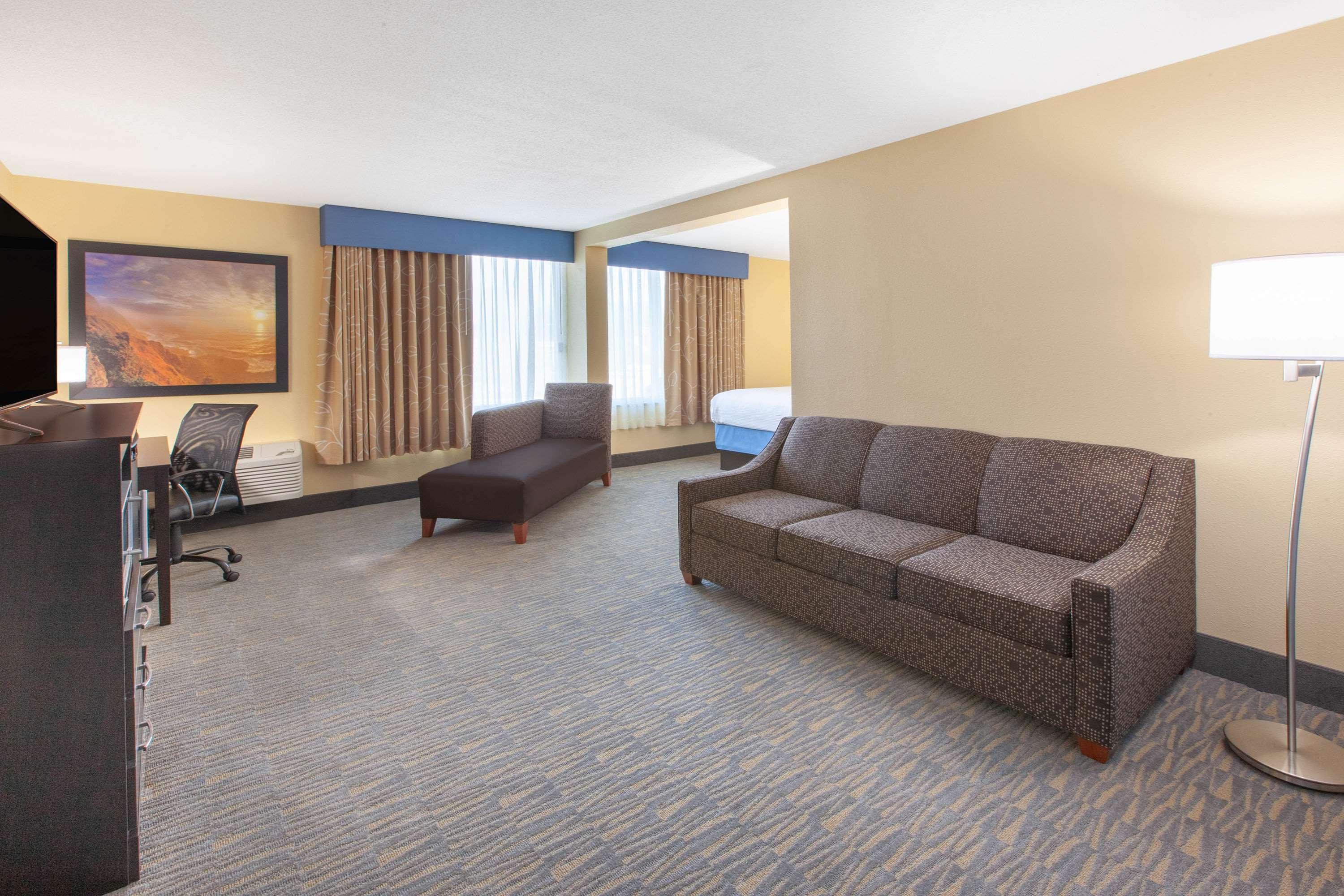 Days Inn & Suites By Wyndham Grand Rapids Near Downtown ワイオミング エクステリア 写真