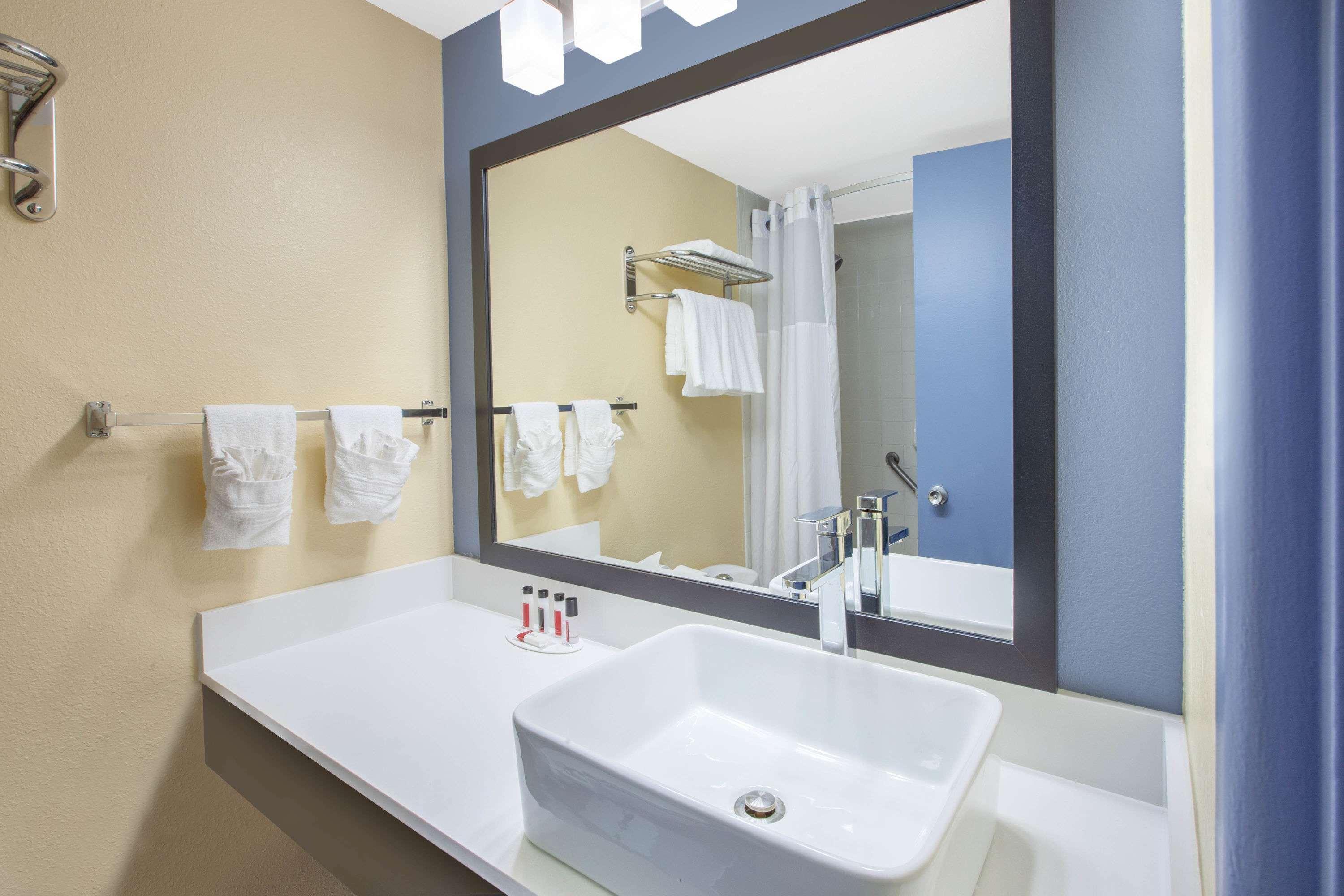 Days Inn & Suites By Wyndham Grand Rapids Near Downtown ワイオミング エクステリア 写真