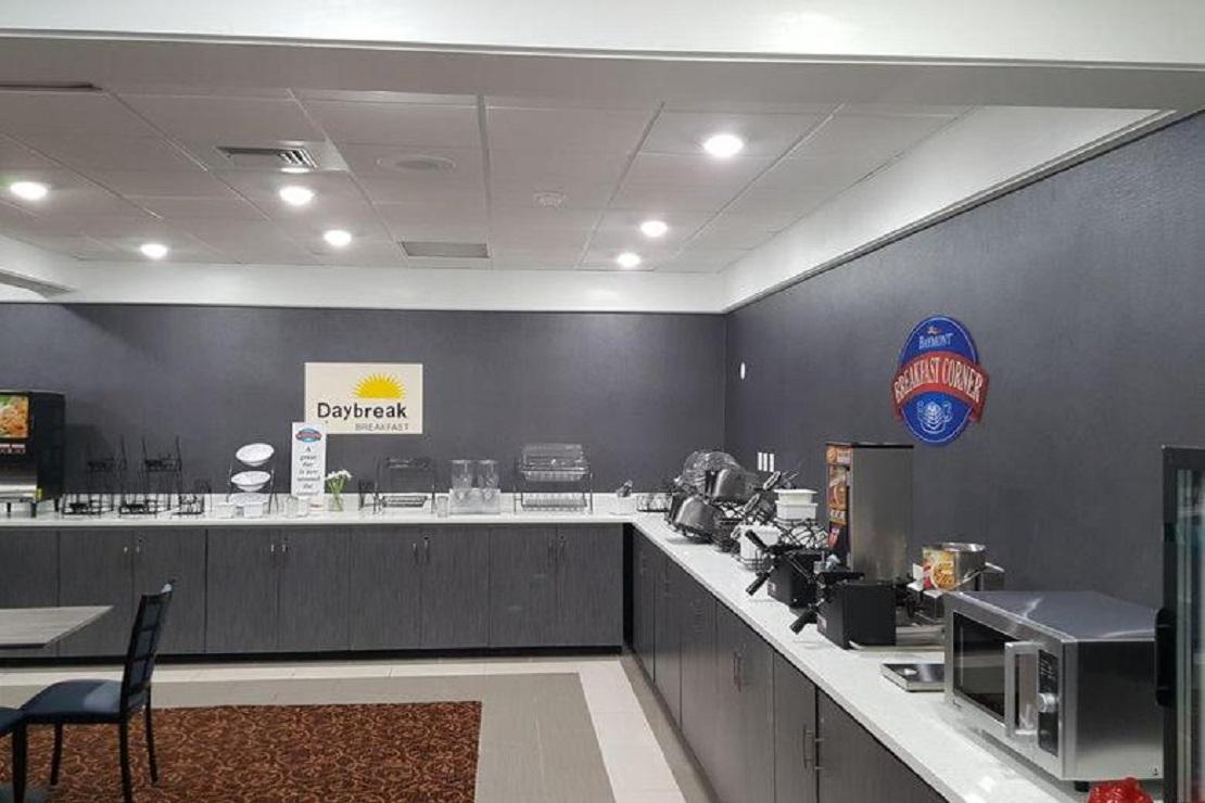 Days Inn & Suites By Wyndham Grand Rapids Near Downtown ワイオミング エクステリア 写真