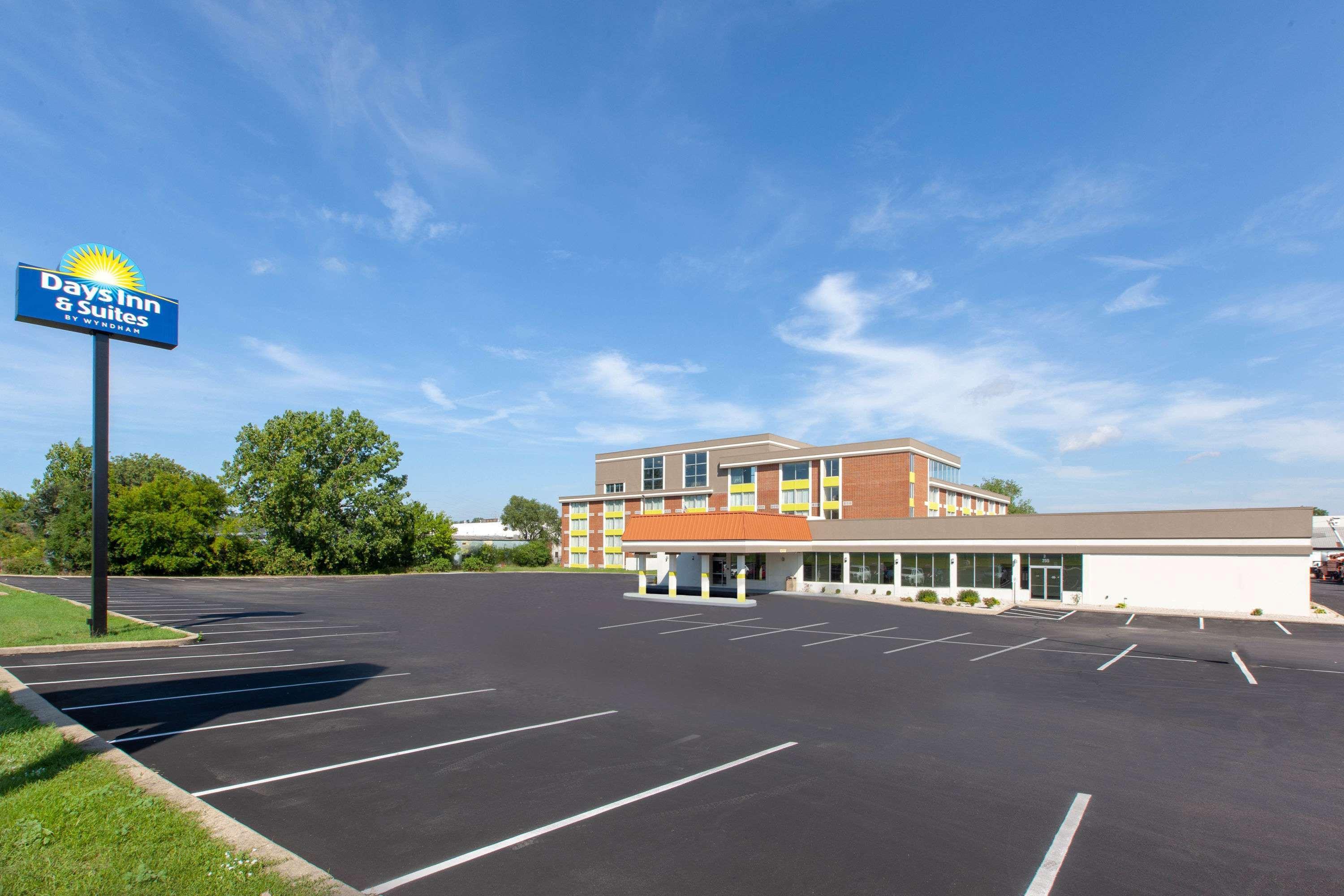 Days Inn & Suites By Wyndham Grand Rapids Near Downtown ワイオミング エクステリア 写真