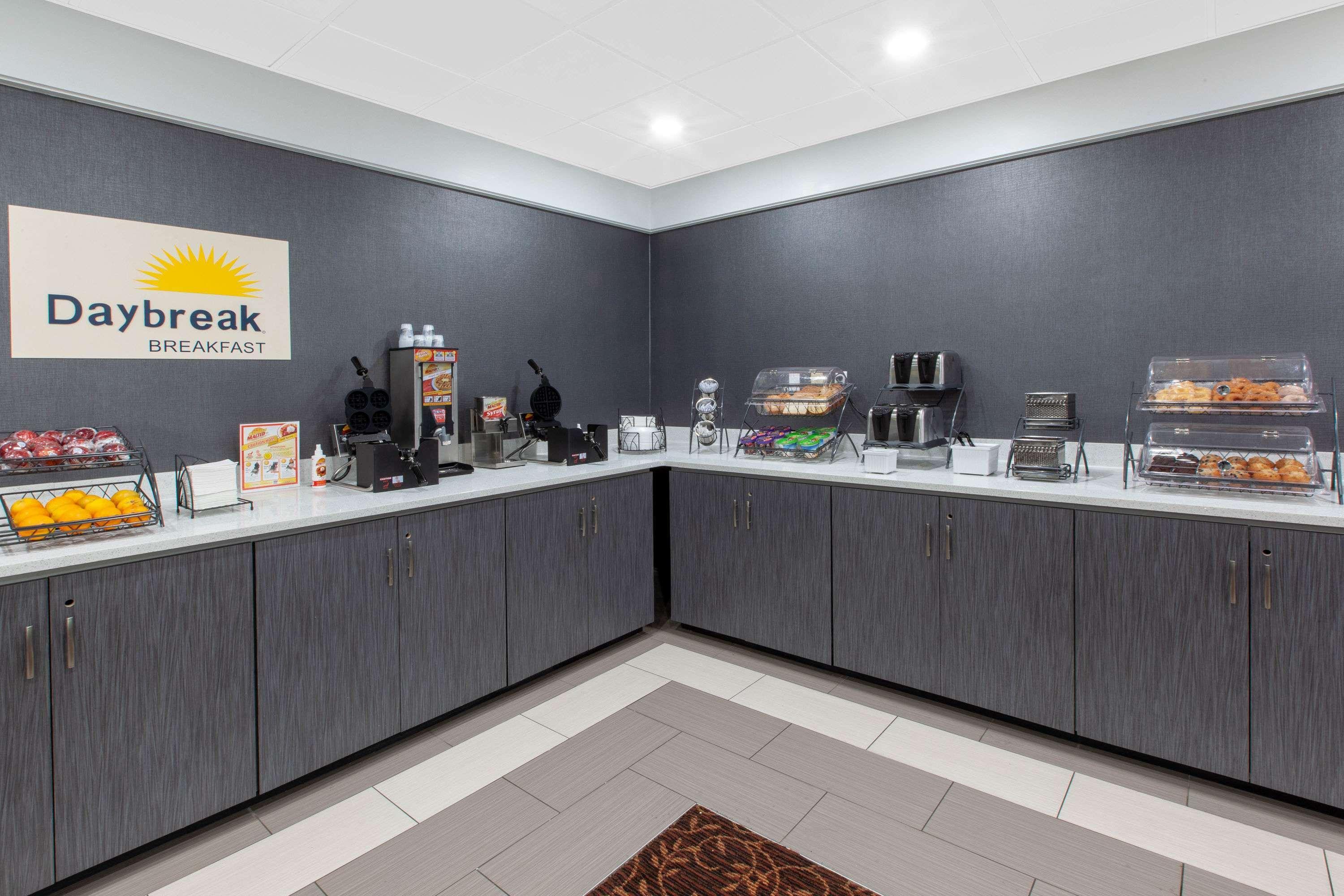Days Inn & Suites By Wyndham Grand Rapids Near Downtown ワイオミング エクステリア 写真