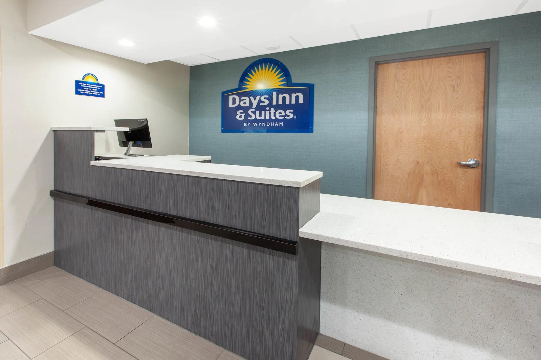 Days Inn & Suites By Wyndham Grand Rapids Near Downtown ワイオミング エクステリア 写真