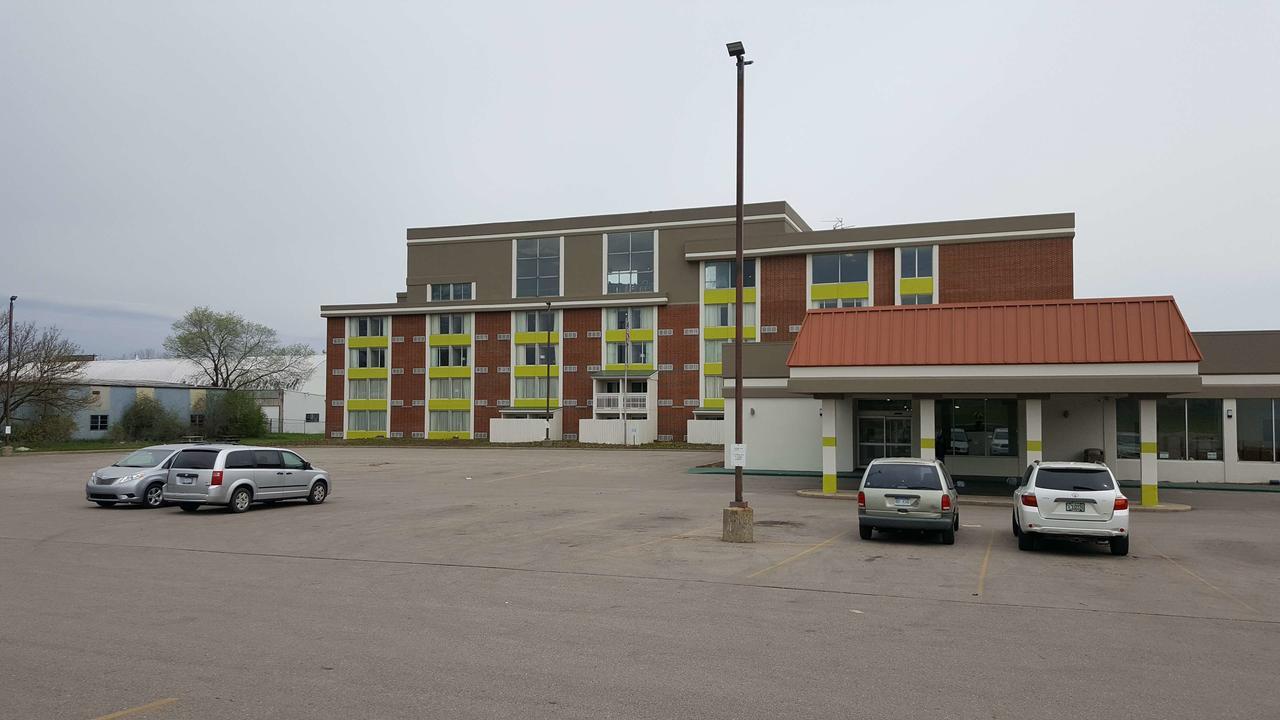 Days Inn & Suites By Wyndham Grand Rapids Near Downtown ワイオミング エクステリア 写真