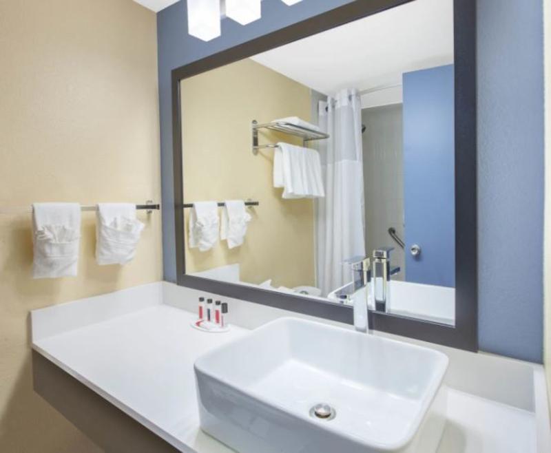 Days Inn & Suites By Wyndham Grand Rapids Near Downtown ワイオミング エクステリア 写真